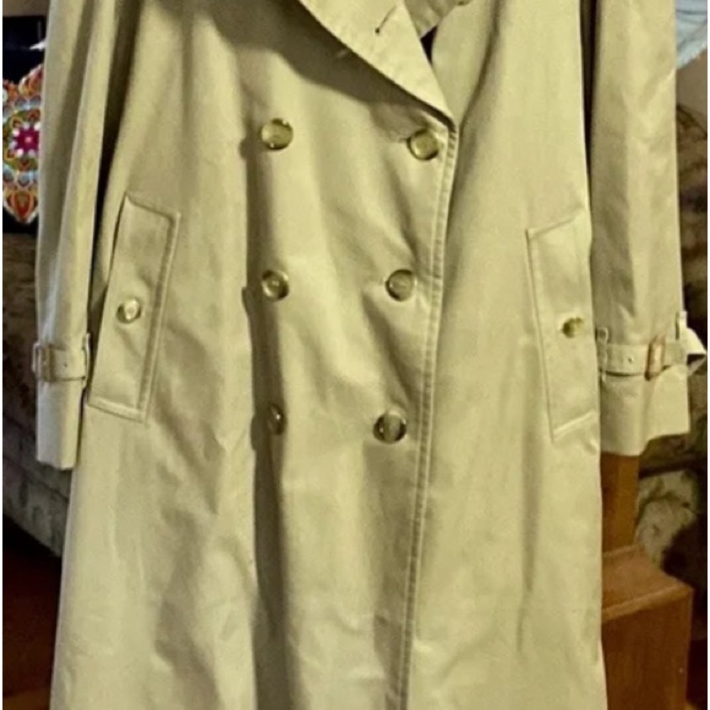 Men’s Burberrys classic trench coat.with wool lining zippers out all original.